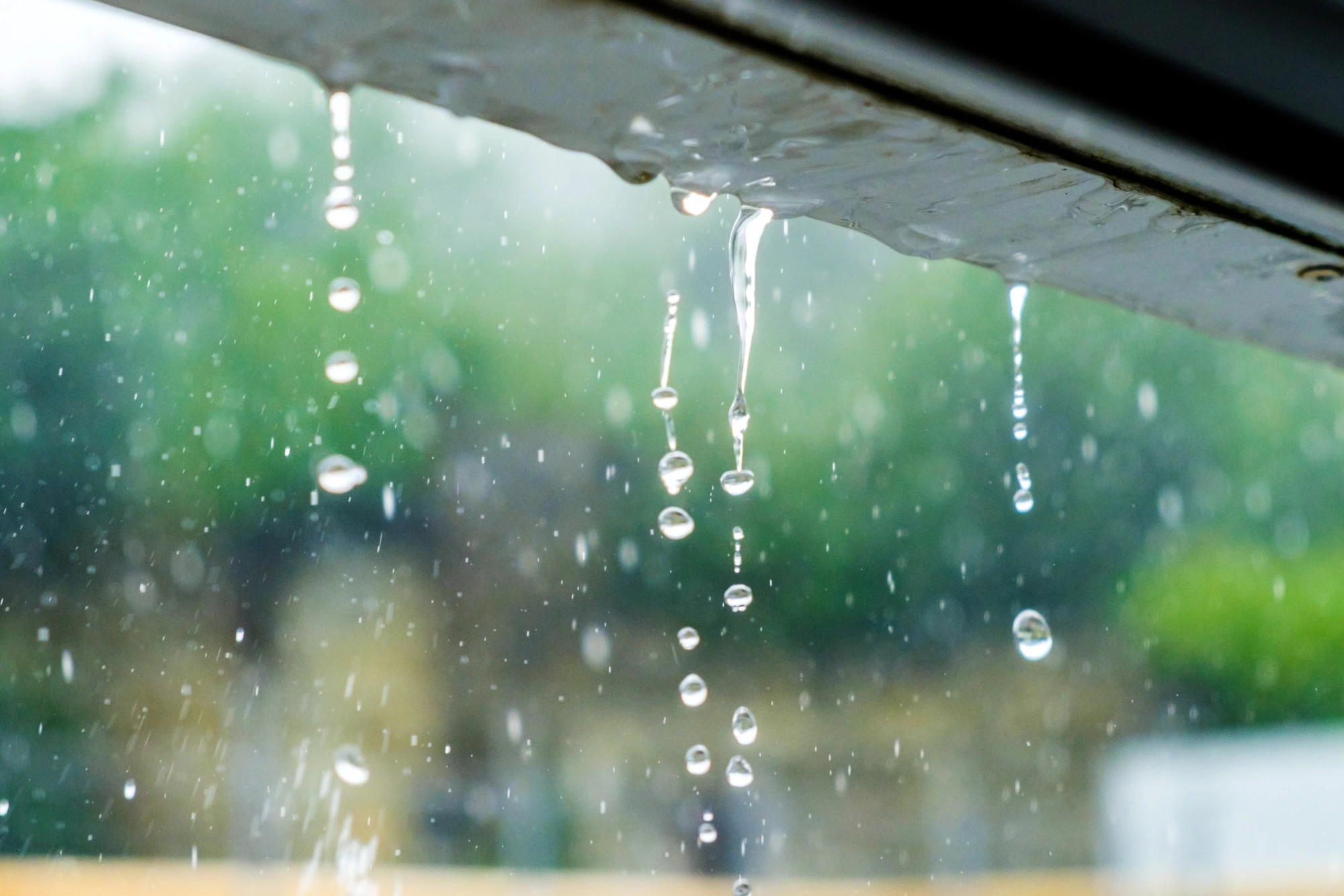 雨のしずくが滴る屋根